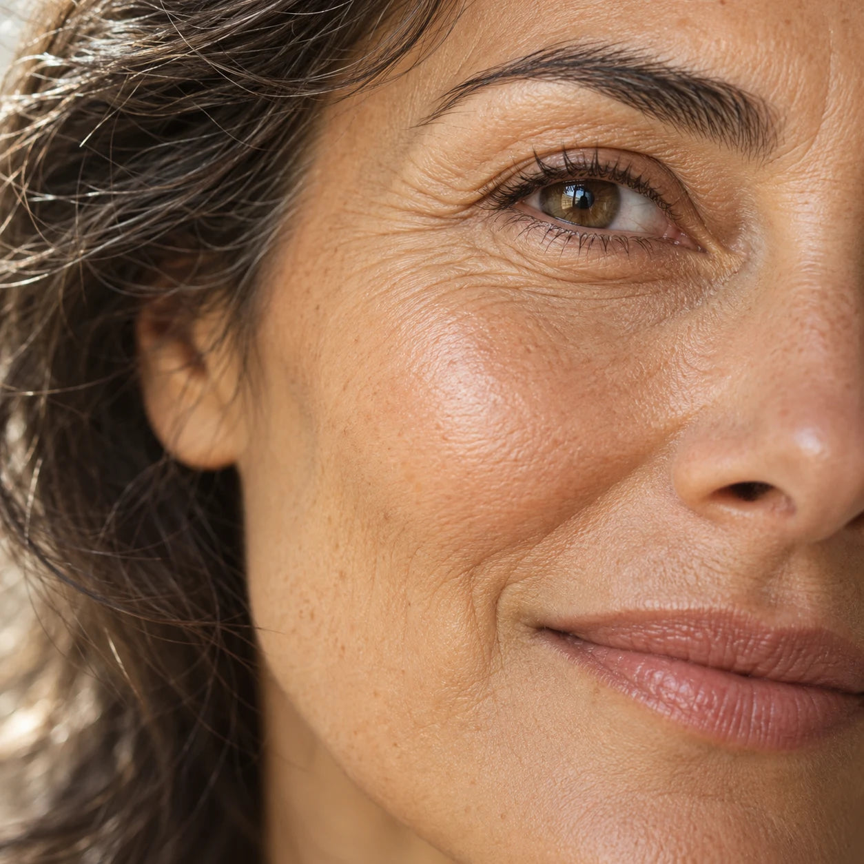 Détail de la texture de peau et des ridules naturelles